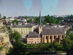 The Grund district with the Alzette-Uelzecht river, the Abbey of Neumünster, the Johanneskirche church and the Rham Plateau, viewed from the Chemin de la Corniche street
