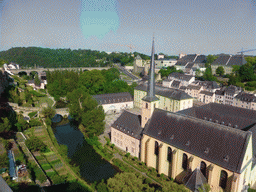 The Grund district with the Wenzel Wall, the Alzette-Uelzecht river, the Abbey of Neumünster, the Johanneskirche church, the Rham Plateau and the railway bridge, viewed from the Chemin de la Corniche street