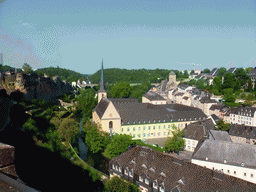The Grund district with the Casemates du Bock, the Wenzel Wall, the Alzette-Uelzecht river, the Abbey of Neumünster, the Johanneskirche church, the Rham Plateau and the railway bridge, viewed from the Chemin de la Corniche street