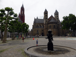The `Hawt uuch vas` fountain, the Sint-Janskerk church and the Sint-Servaasbasiliek church at the Vrijthof square