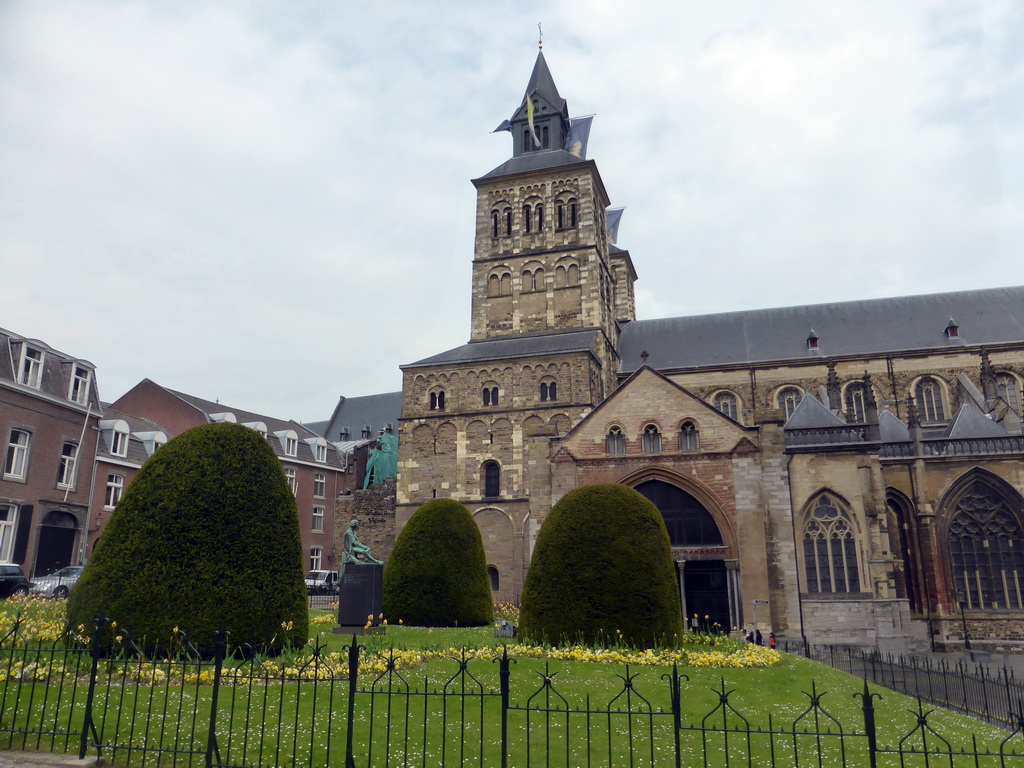 The Henric van Veldekeplein square and the southwest side of the Sint-Servaasbasiliek church