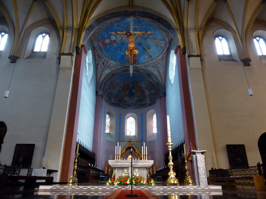 Apse and altar of the Sint-Servaasbasiliek church