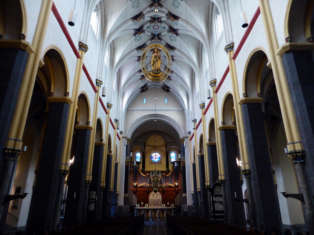 Nave and organ of the Sint-Servaasbasiliek church