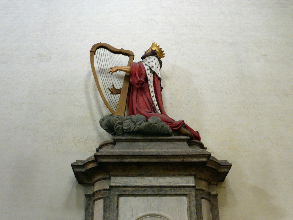 Column with statue at the northeast side of the Sint-Servaasbasiliek church