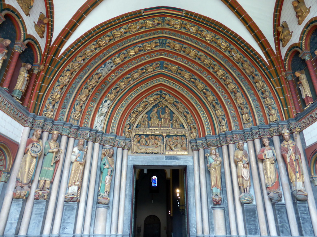 Southwest entrance, with reliefs, of the Sint-Servaasbasiliek church