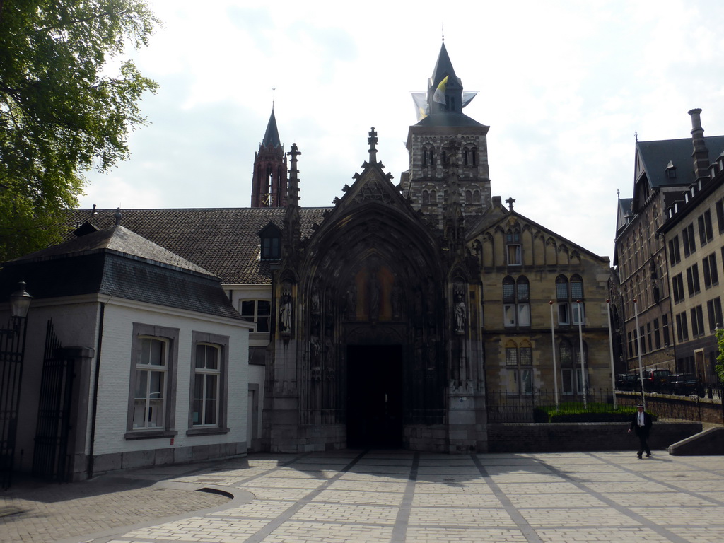 The Keizer Karelplein square with the northwestern side of the Sint-Servaasbasiliek church