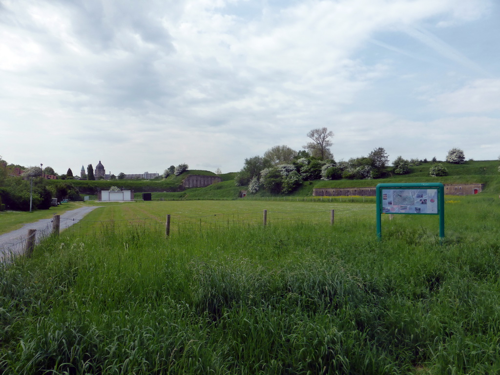 The Hoge Fronten park with a view on the Sint-Lambertuskerk church