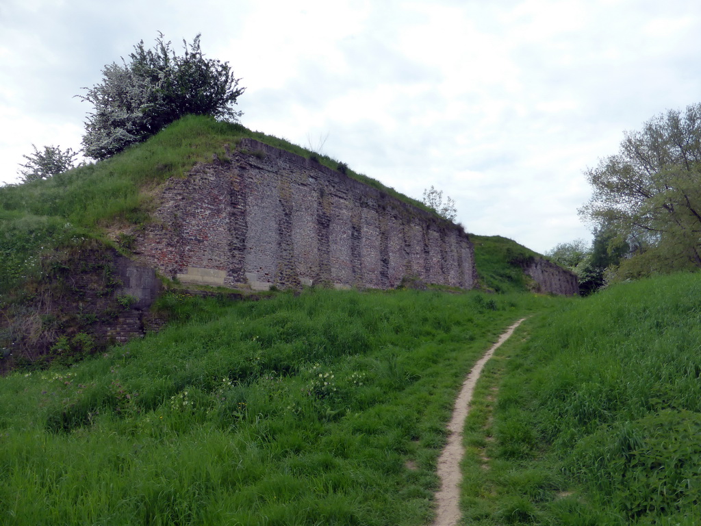 Wall and path at the Hoge Fronten park