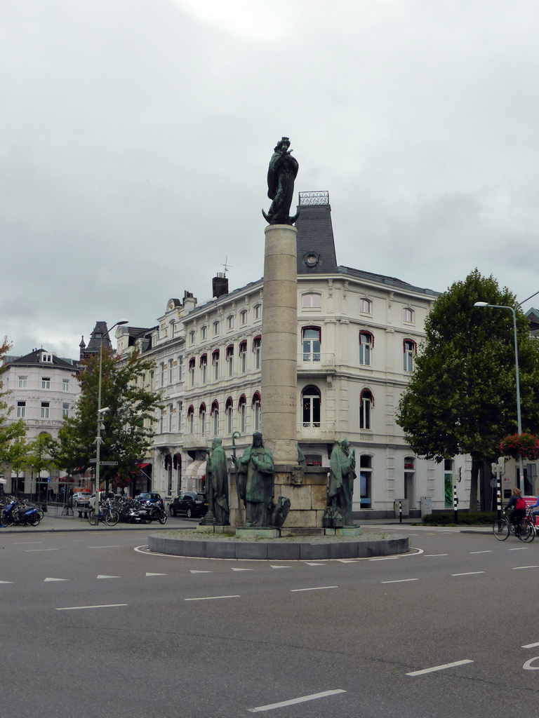 The Mariamonument column at the crossing of the Stationsstraat street and the Wilhelminasingel street