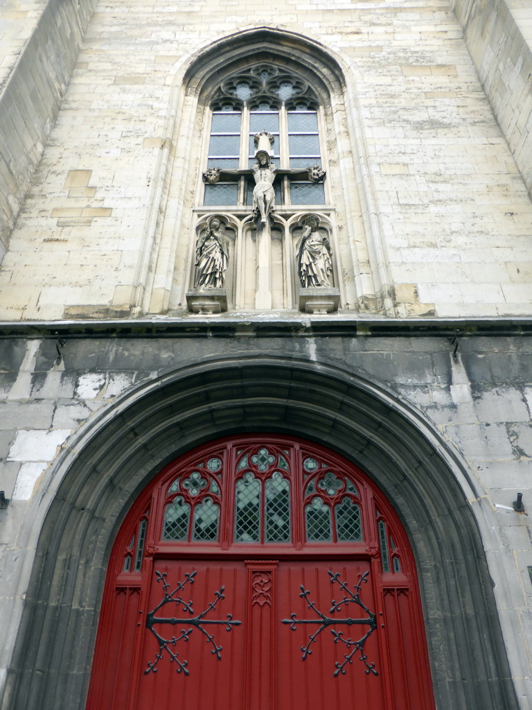 Main gate and window with statuettes at the front of the Sint-Matthiaskerk church at the Boschstraat street