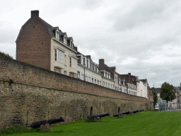 Houses and cannons at the Onze Lieve Vrouwewal wall
