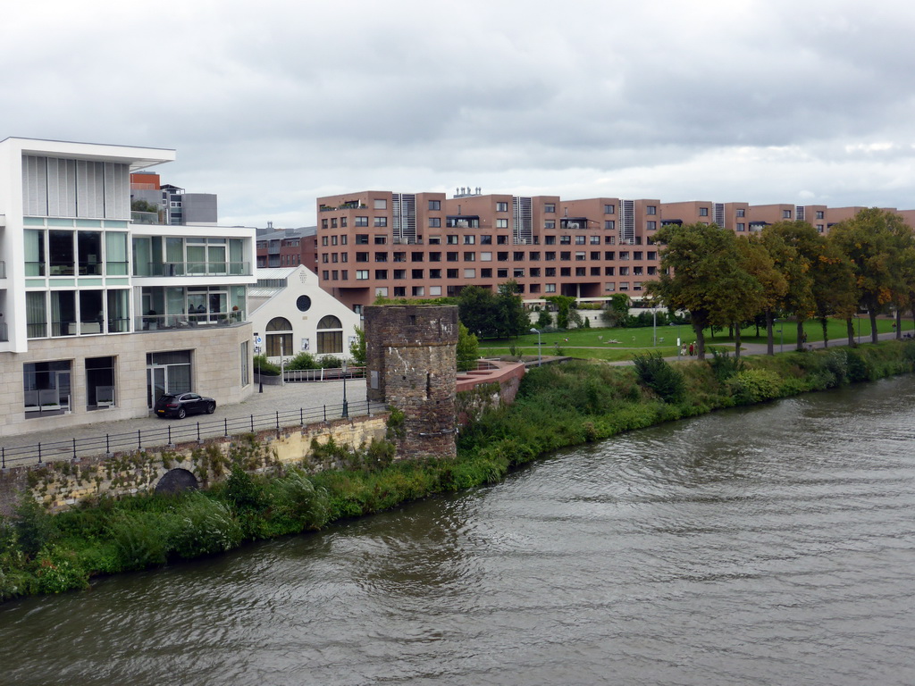 De Maas river and a small tower at the east side of the Hoge Brug pedestrian bridge