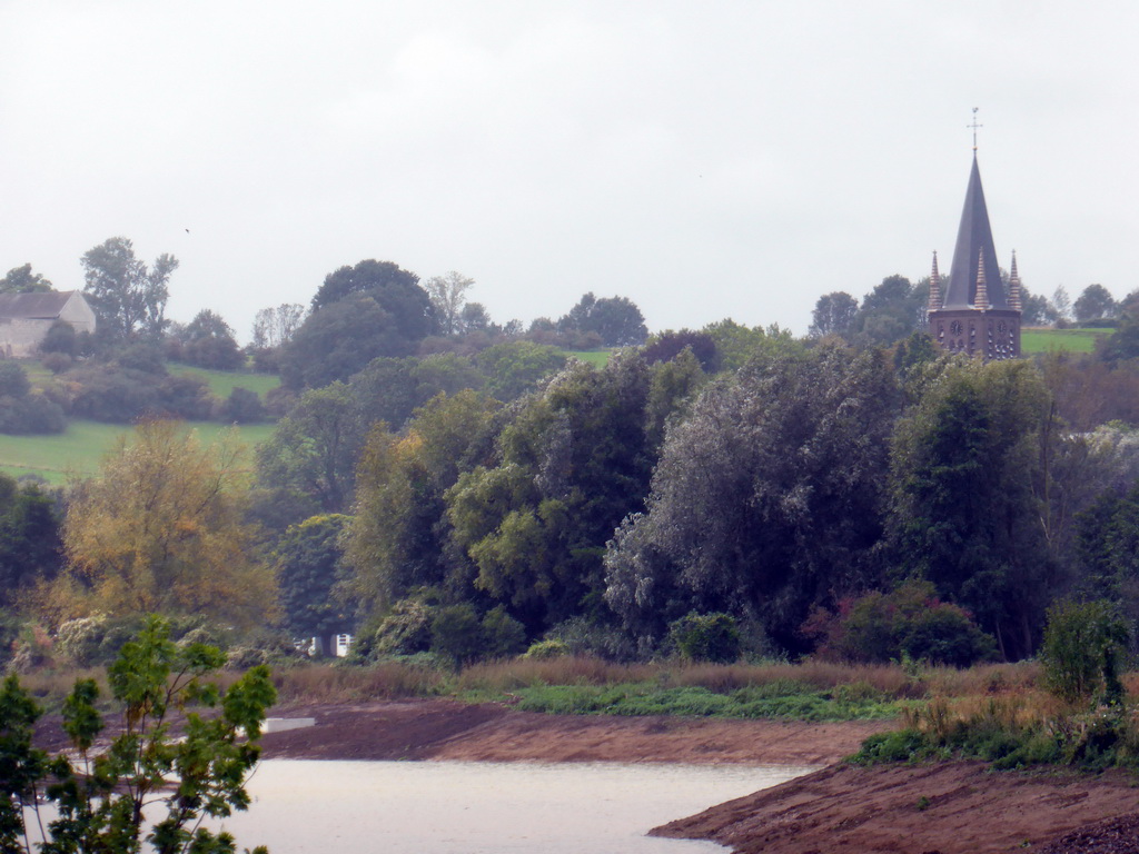 The Maas river and the tower of the Kerk van Sint-Pieter boven church, viewed from the Limburglaan street