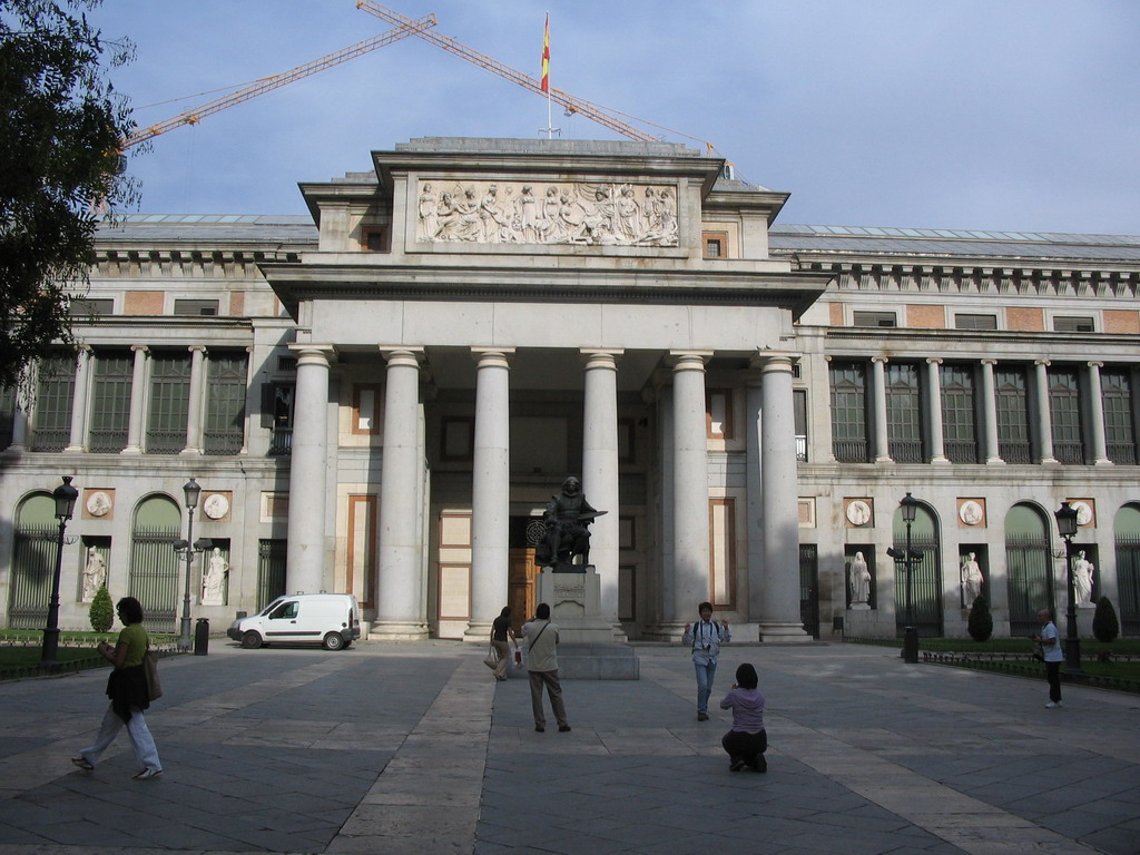 Entrance to the Prado Museum, with the statue of Diego Velázquez