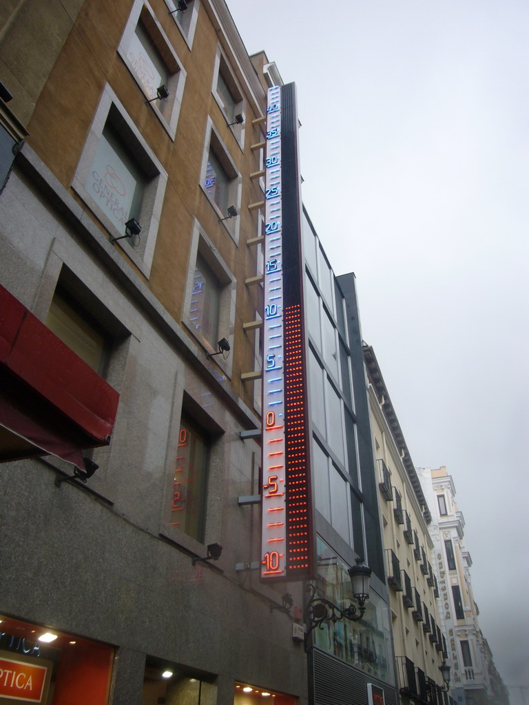 Thermometer in the Calle de Preciados shopping street