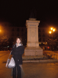 Miaomiao at the Plaza de Isabel II square, with the statue of Isabel II, by night