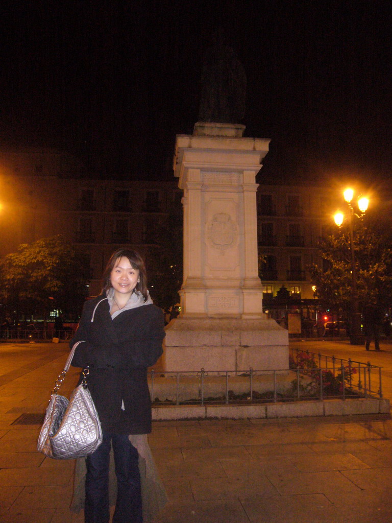 Miaomiao at the Plaza de Isabel II square, with the statue of Isabel II, by night