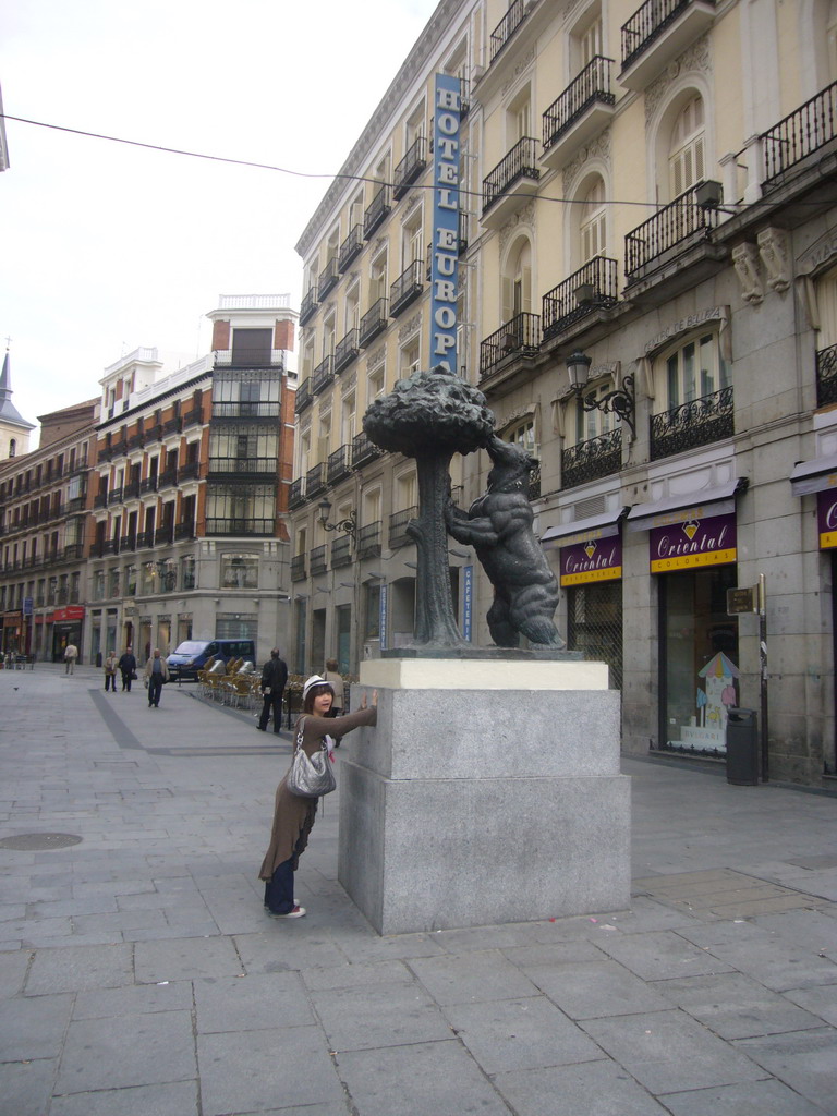 Miaomiao with the statue of a bear and a madrone tree, at the Puerta del Sol square