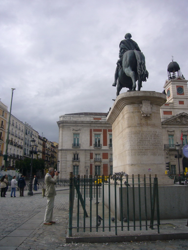 Kees with the equestrian statue of King Carlos III and the Old Post Office at the Puerta del Sol square