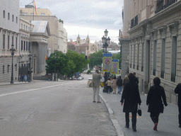 Kees and Jeroen in the Carrera de San Jerónimo street, with the Congress of Deputies, the Neptune Fountain and the San Jerónimo el Real church