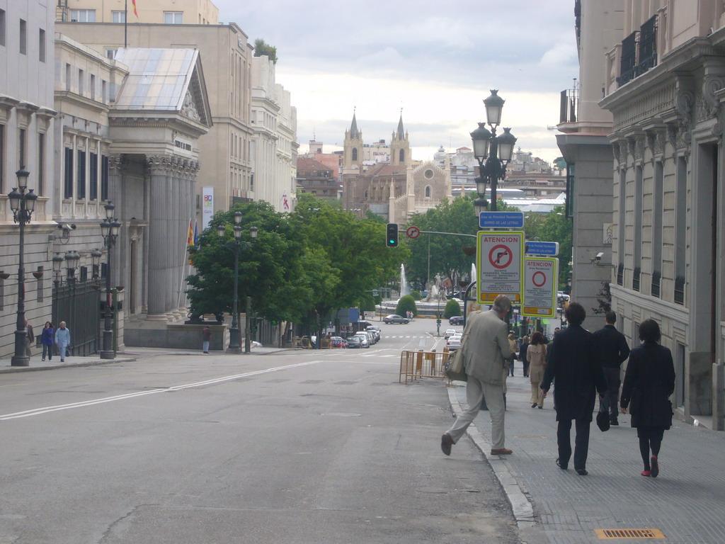 Kees and Jeroen in the Carrera de San Jerónimo street, with the Congress of Deputies, the Neptune Fountain and the San Jerónimo el Real church