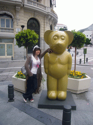 Miaomiao with a statue of a bear at the Plaza de las Cortes square
