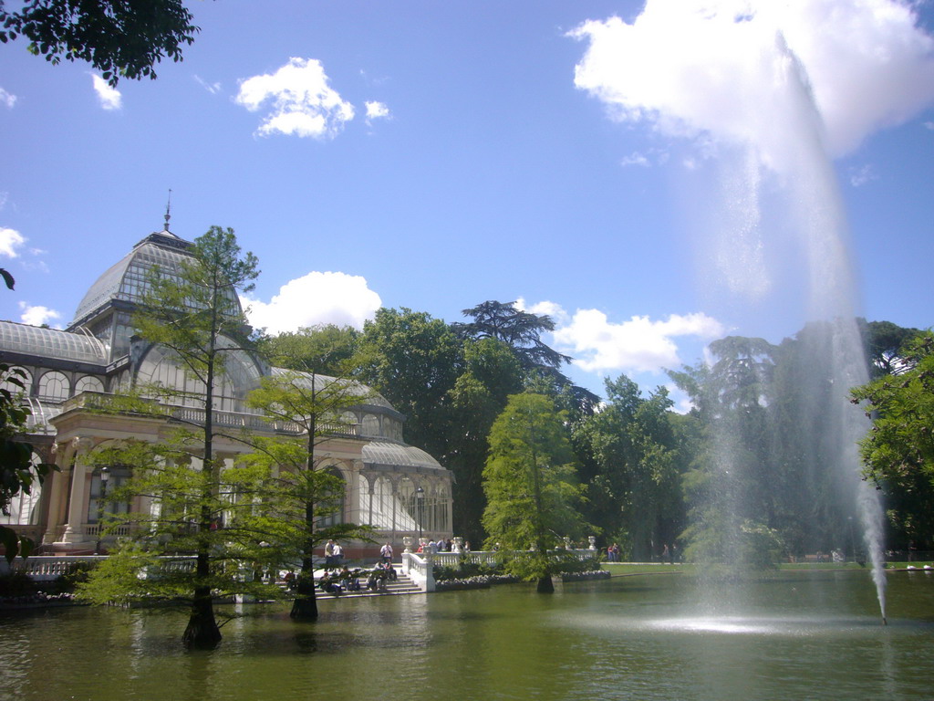 The Palacio de Cristal, with the fountain in the lake in front, in the Parque del Buen Retiro park