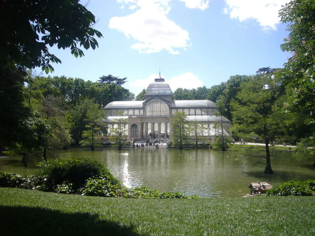 The Palacio de Cristal, with the lake in front, in the Parque del Buen Retiro park