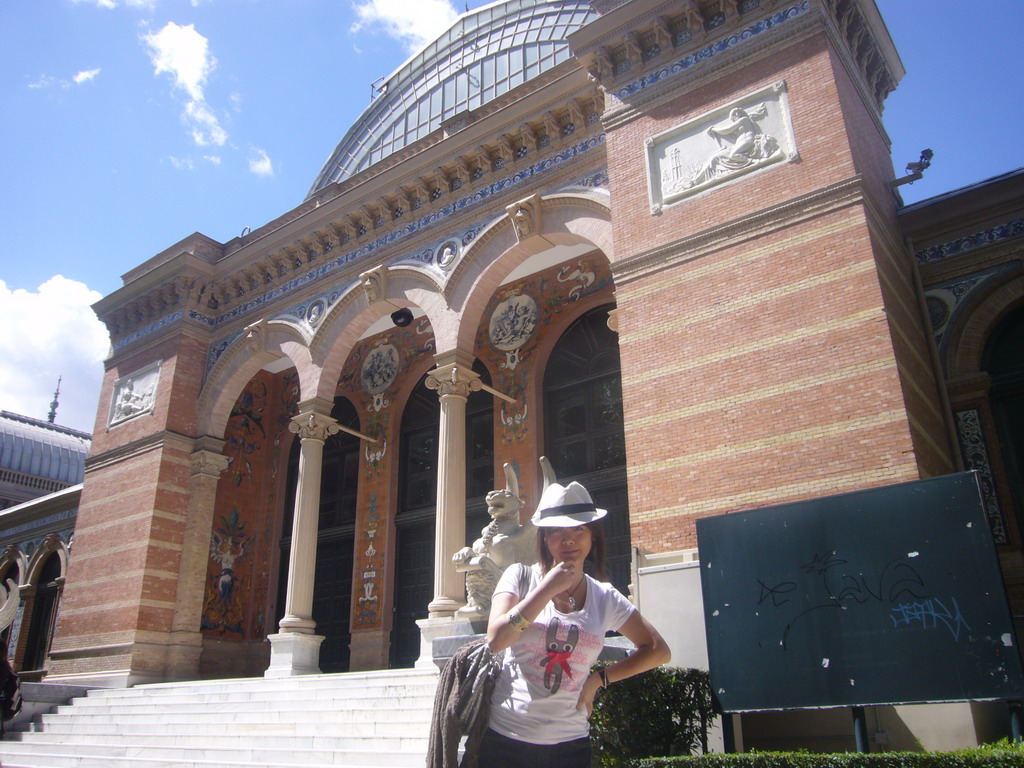 Miaomiao at the Palacio de Velázquez in the Parque del Buen Retiro park