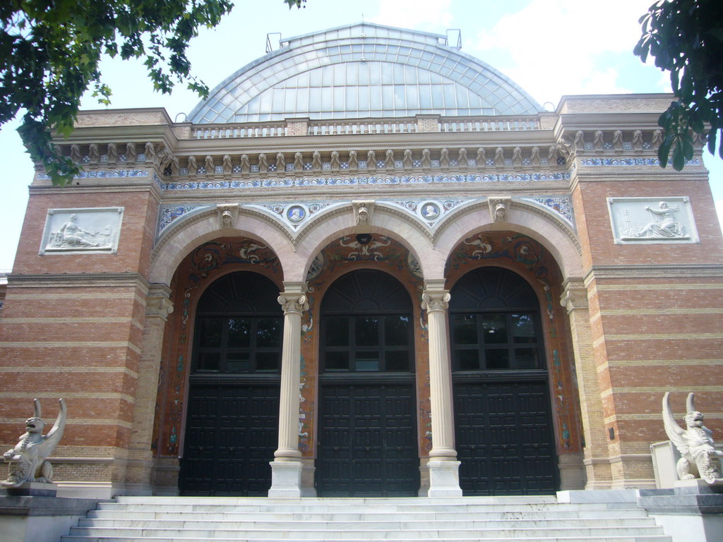 The Palacio de Velázquez in the Parque del Buen Retiro park