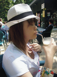 Miaomiao having a drink in the Parque del Buen Retiro park