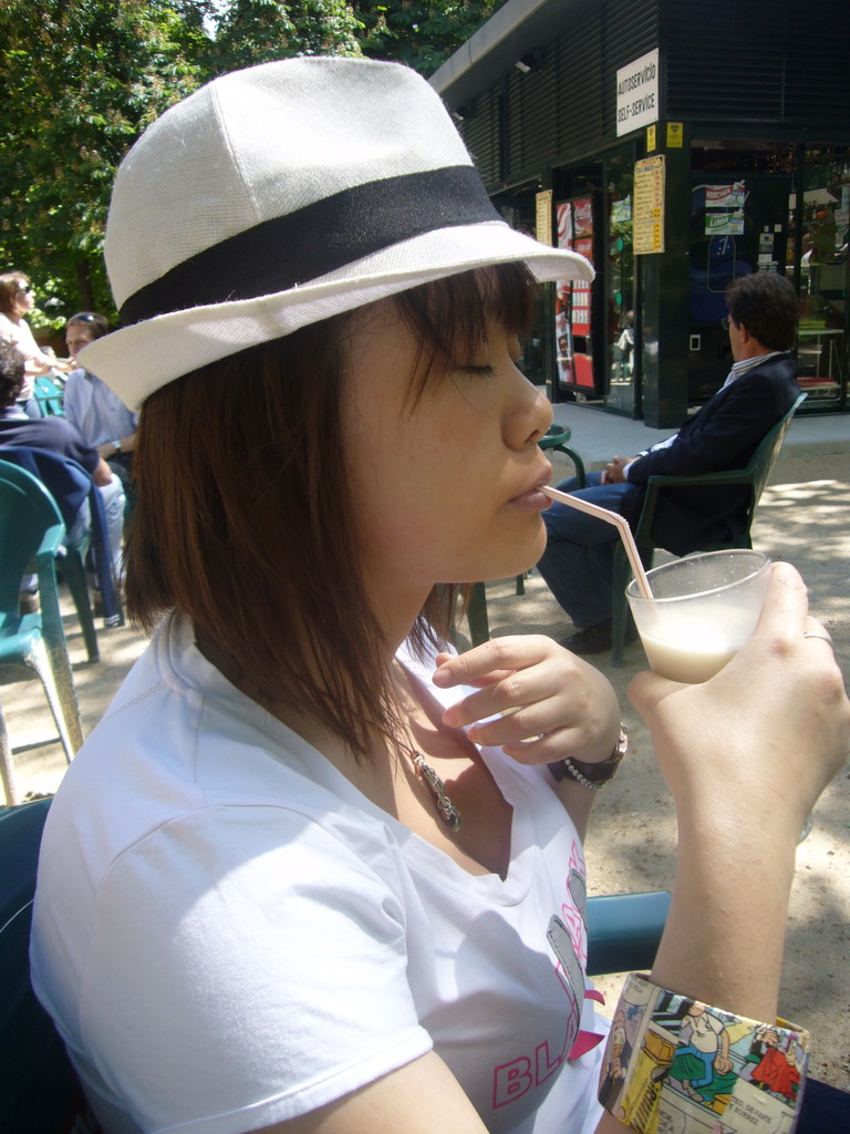 Miaomiao having a drink in the Parque del Buen Retiro park