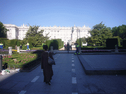 Miaomiao at the Plaza de Oriente square, with the equestrian statue of Philip IV, and the east side of the Royal Palace (Palacio Real)