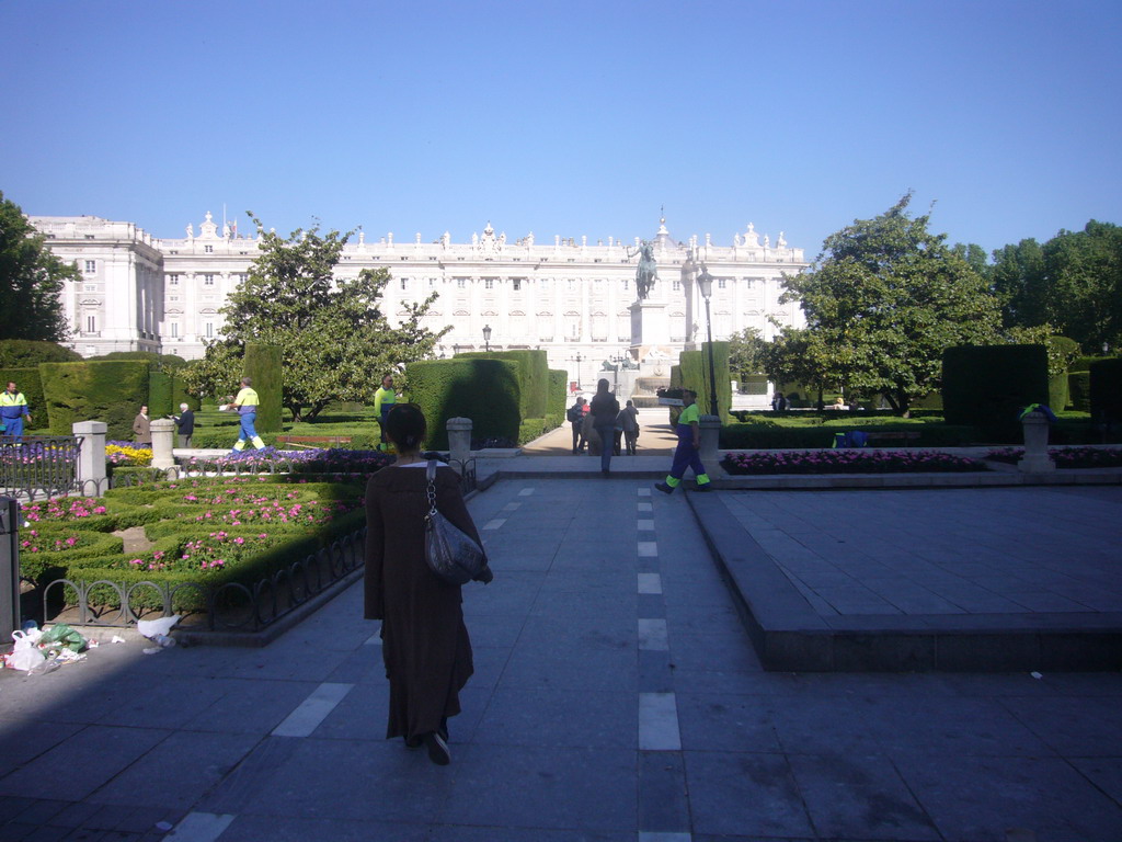 Miaomiao at the Plaza de Oriente square, with the equestrian statue of Philip IV, and the east side of the Royal Palace (Palacio Real)