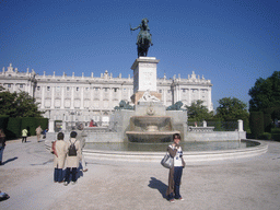 Miaomiao at the Plaza de Oriente square, with the equestrian statue of Philip IV, and the east side of the Royal Palace