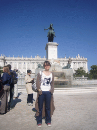 Miaomiao at the Plaza de Oriente square, with the equestrian statue of Philip IV, and the east side of the Royal Palace