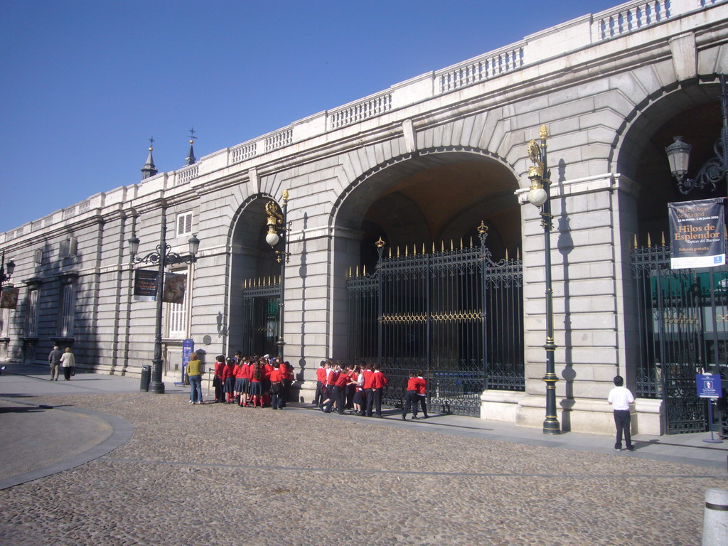 School class at the entrance to the Royal Palace