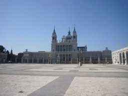 Miaomiao and the Almudena Cathedral, from the Plaza de Armas square
