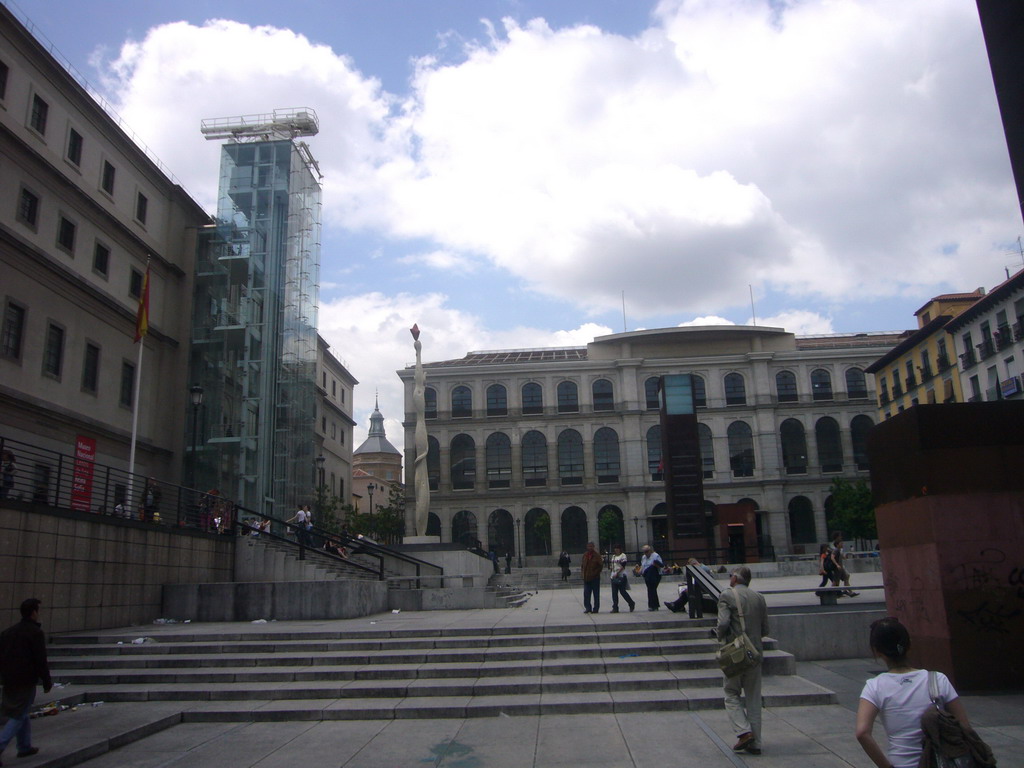 Miaomiao and Kees in front of the Reina Sofia museum