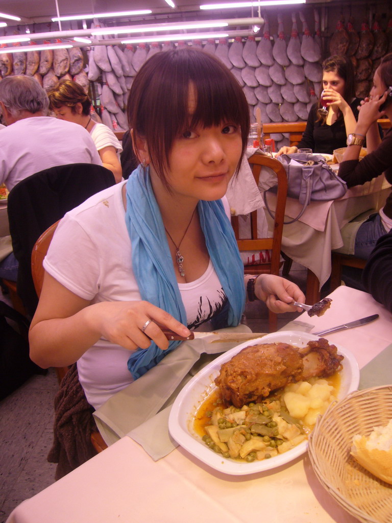 Miaomiao having dinner in the Museo Del Jamón in the Calle Mayor street