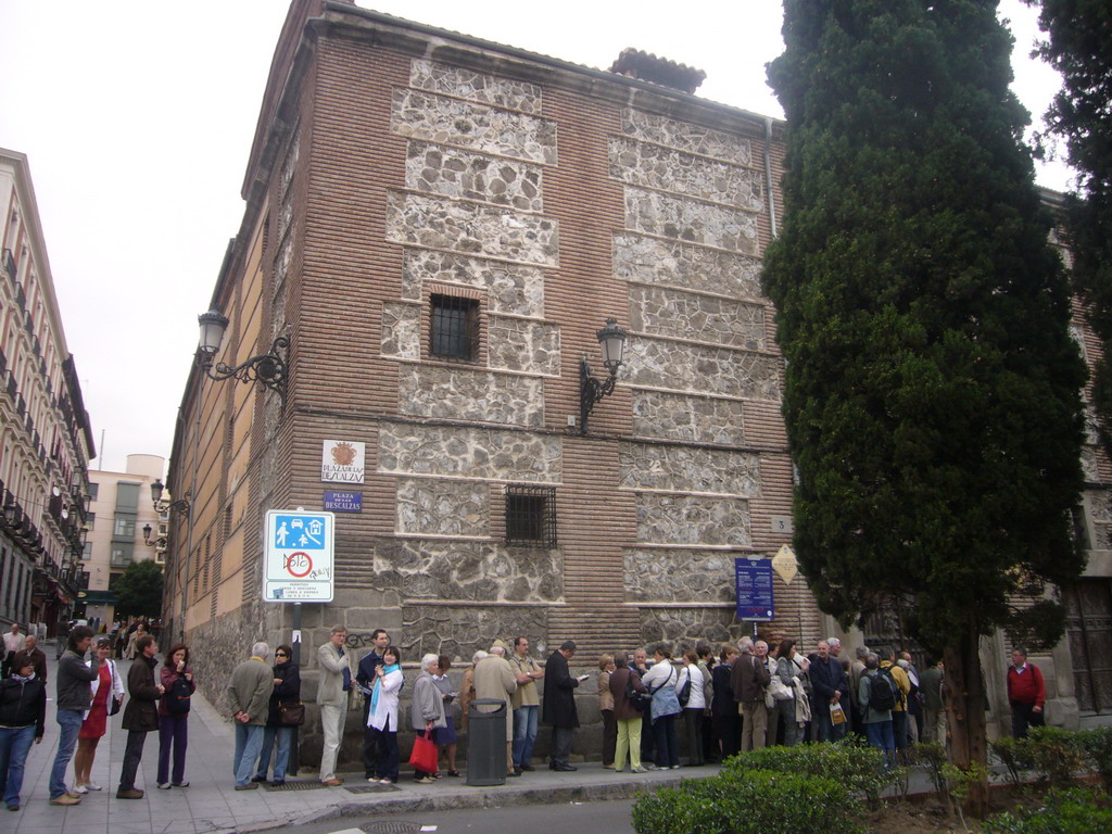 Miaomiao, Kees and Jeroen in line for the Convent of Las Descalzas Reales