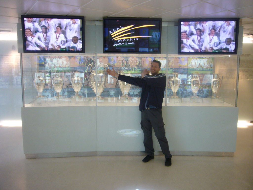 Jeroen with the European Champions` Cups, in the museum of the Santiago Bernabéu stadium