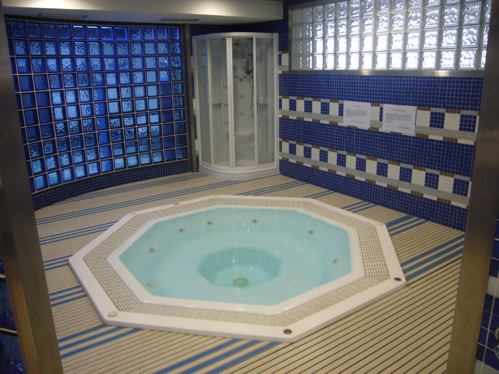 Jacuzzi and shower in the Santiago Bernabéu stadium