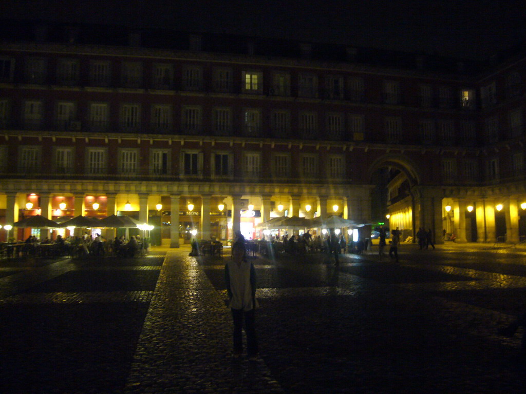 Miaomiao at the Plaza Mayor square, by night