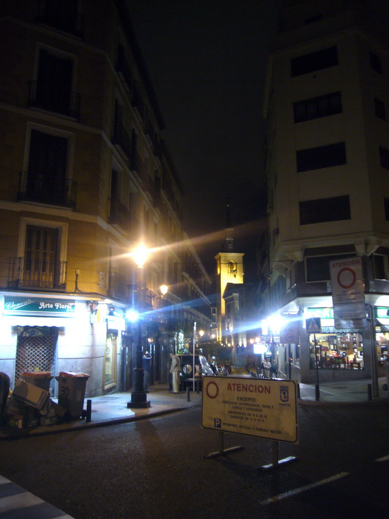 Kees and Jeroen in the Calle de Bordadores street, with the Church of San Ginés, by night