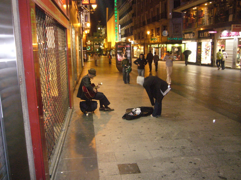 Miaomiao and a street musician in the Calle de Preciados shopping street