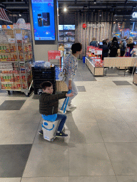 Miaomiao and Max on his suitcase at the Travel Plaza shop at Eindhoven Airport