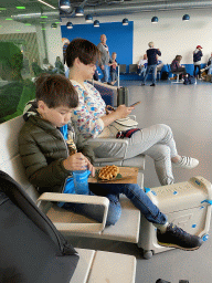Miaomiao and Max eating at the Departure Hall of Eindhoven Airport