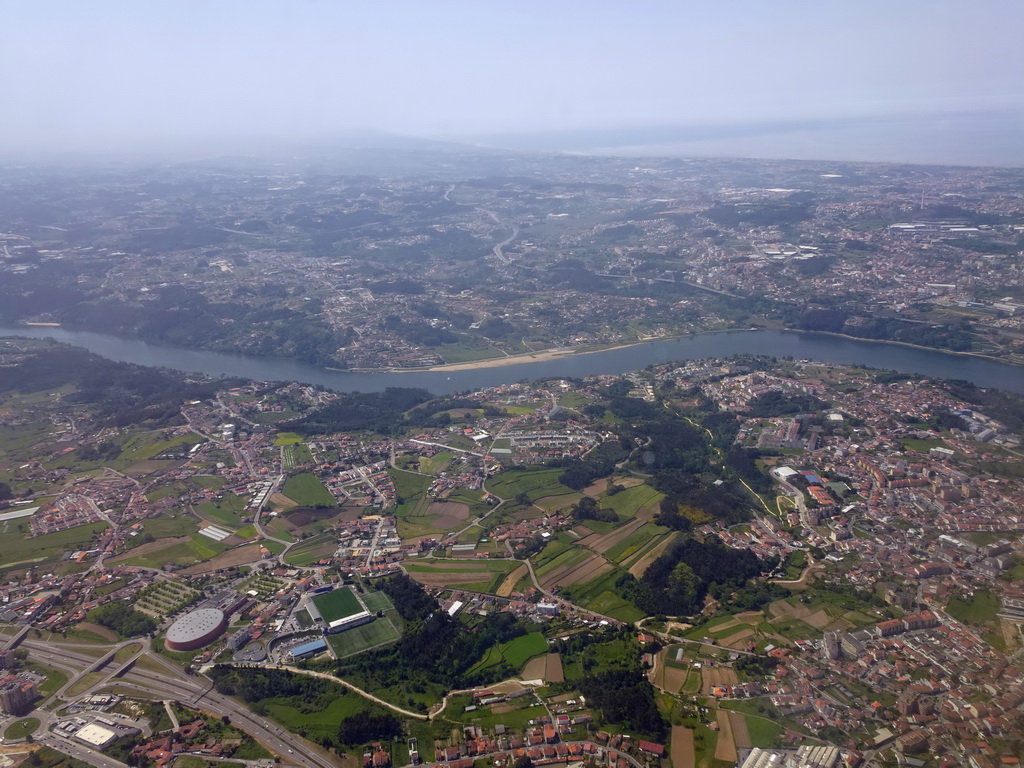 The Douro river and the east sides of the cities of Porto and Vila Nova de Gaia, viewed from the airplane from Eindhoven