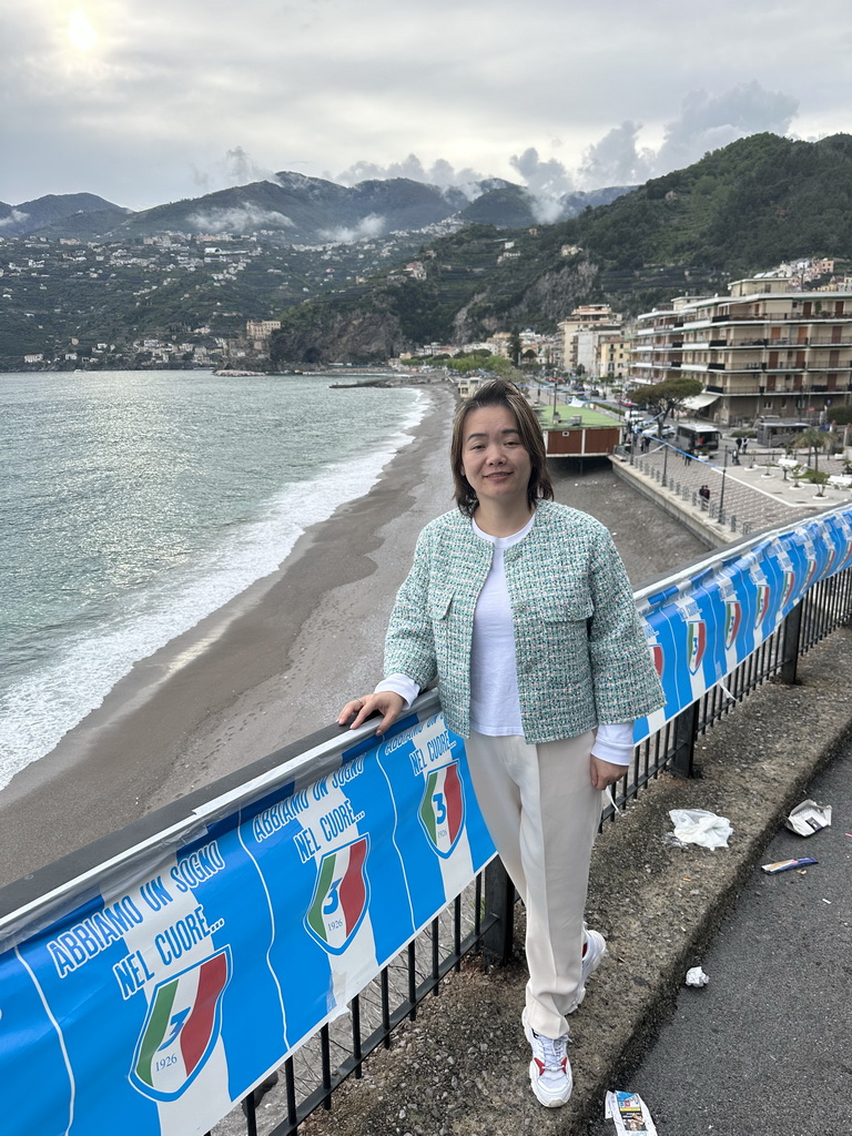 Miaomiao at a parking lot next to the Amalfi Drive on the east side of town, with a view on the Maiori Beach and the town center